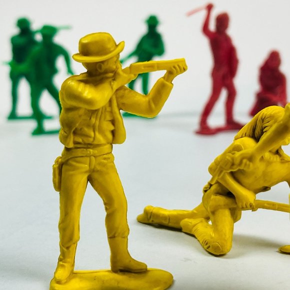 Vintage 13 Toys Plastic Cowboys & Indians  2.5"-3" Figures Red, Green & Yellow - Picture 8 of 8